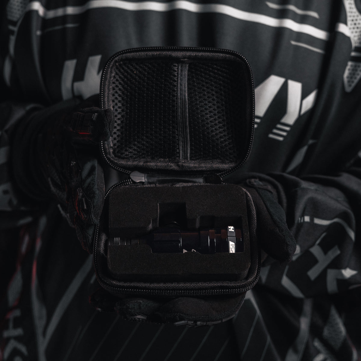 Hostile® XLP Regulator - Top Port Quick-Disconnect - Black